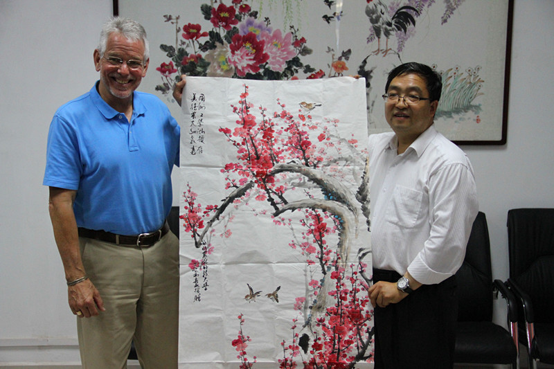03昝林森教授赠送Smith教授书画作品_副本.jpg