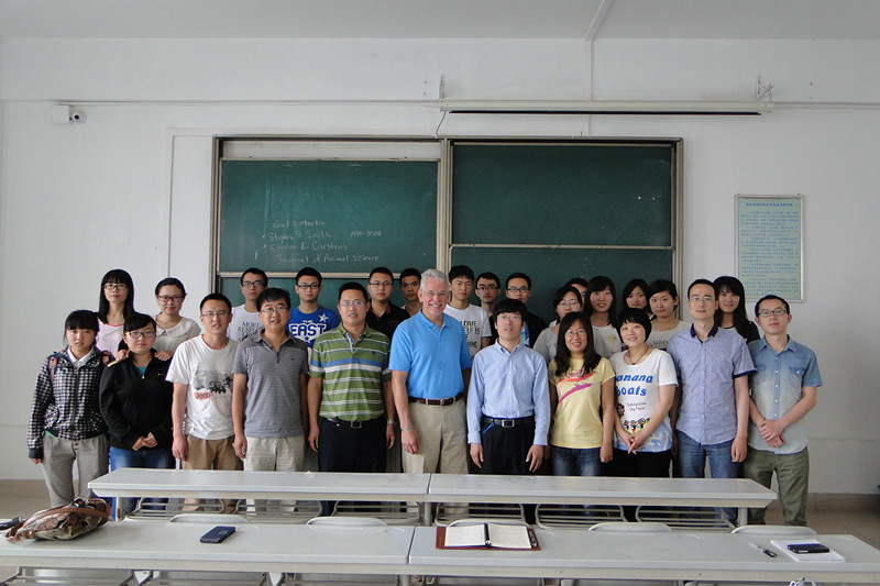 05Smith教授与团队青年教师和听课研究生合影_副本.jpg