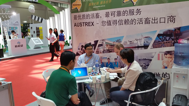 2.与澳大利亚农牧业出口公司负责人洽谈合作事宜_副本.jpg