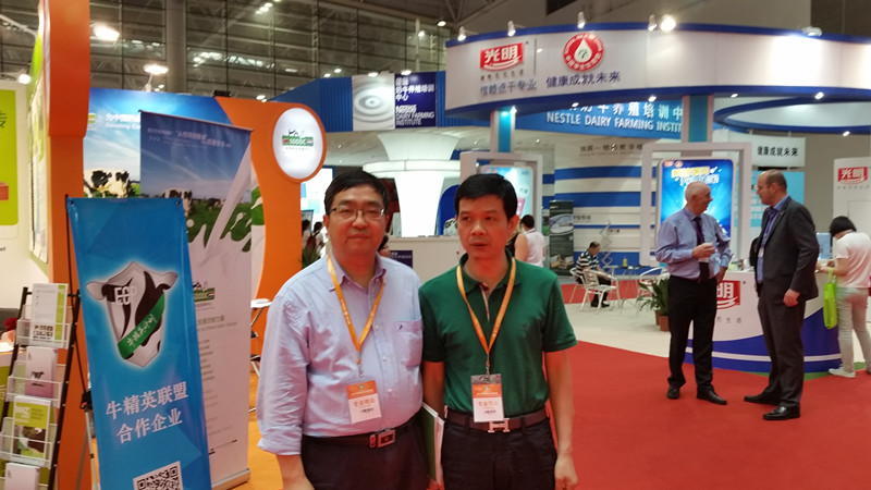 4.在中国国际奶业展览会上参观_副本.jpg
