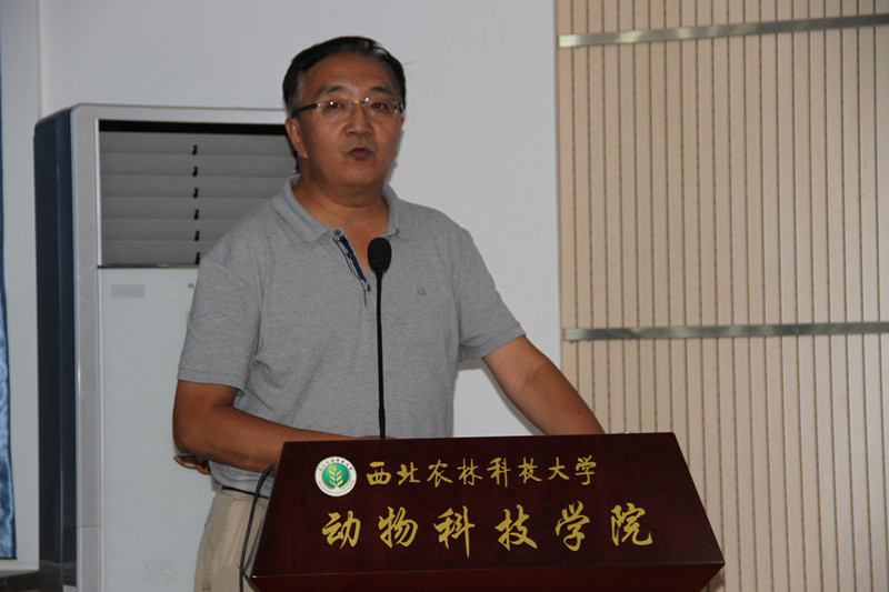 张扬研究员做学术报告.jpg