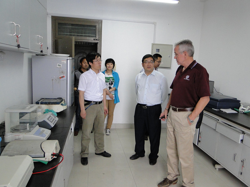5.Smith教授参观国家肉牛改良中心实验室_副本.jpg