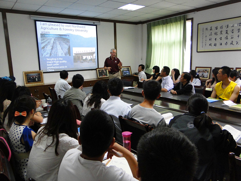 6.Smith教授在国家肉牛改良中心为动科专业大三学生做报告_副本.jpg