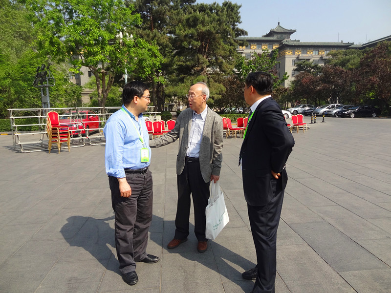 1.与阎汉平常务副理事长（中）、李胜利教授（右）交流_副本.jpg