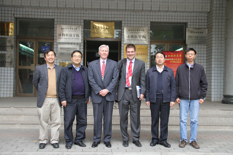 6 学院领导和专家与美国内布拉斯加林肯大学客人合影_副本.jpg