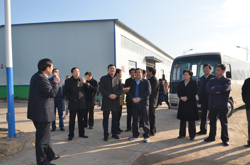 3.在新野县科尔沁集团有机肥加工厂考察_副本.jpg