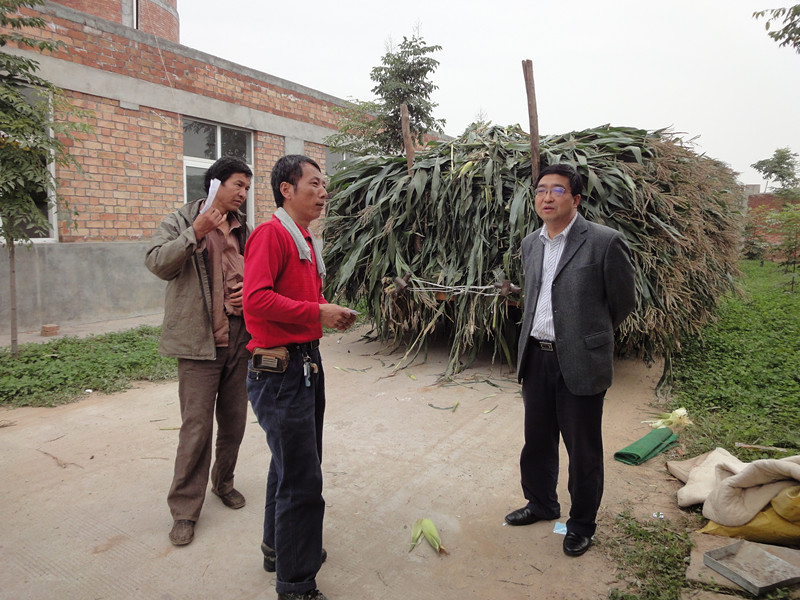 与草农交谈.jpg